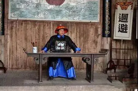 清朝年间，一县令看戏时，被一疯子偷走了腰上的玉佩，县令抓住疯子审问，疯子却说是戏