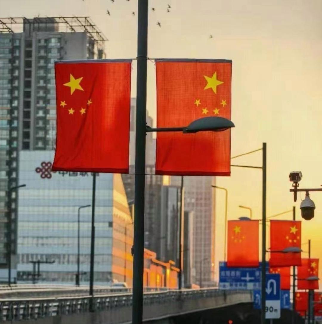 美国评选的世界十大领袖：第十名、印度——圣雄甘地。第九名、新加坡——李光耀。