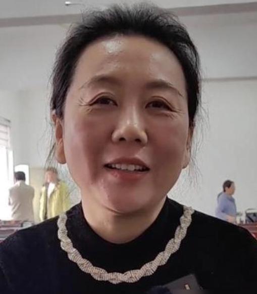航天员张洪章平安落地，他姐姐一句话让人破防：国家把你借给我180天，现在平安还回
