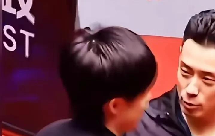 解说都被逗乐了，解说:这不像人打球，这像机器人在打，王楚钦，你注意一下比分，你不