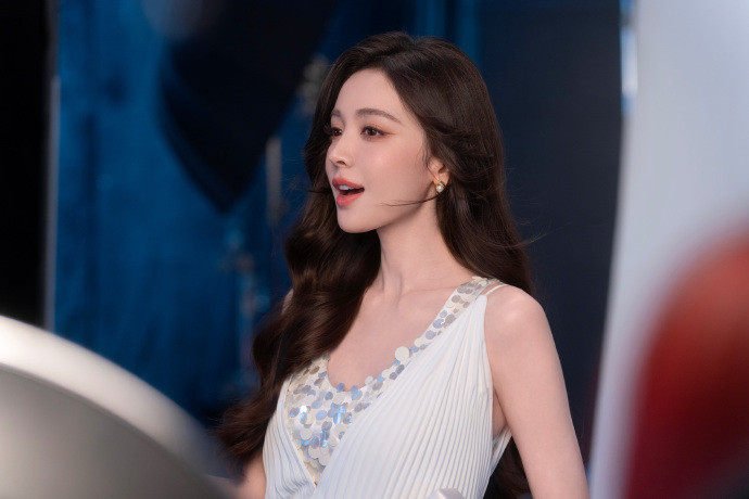 娜扎花市里找春天娜扎发了两波美照娜扎发了两波美照，白色亮片连衣裙+披发造型