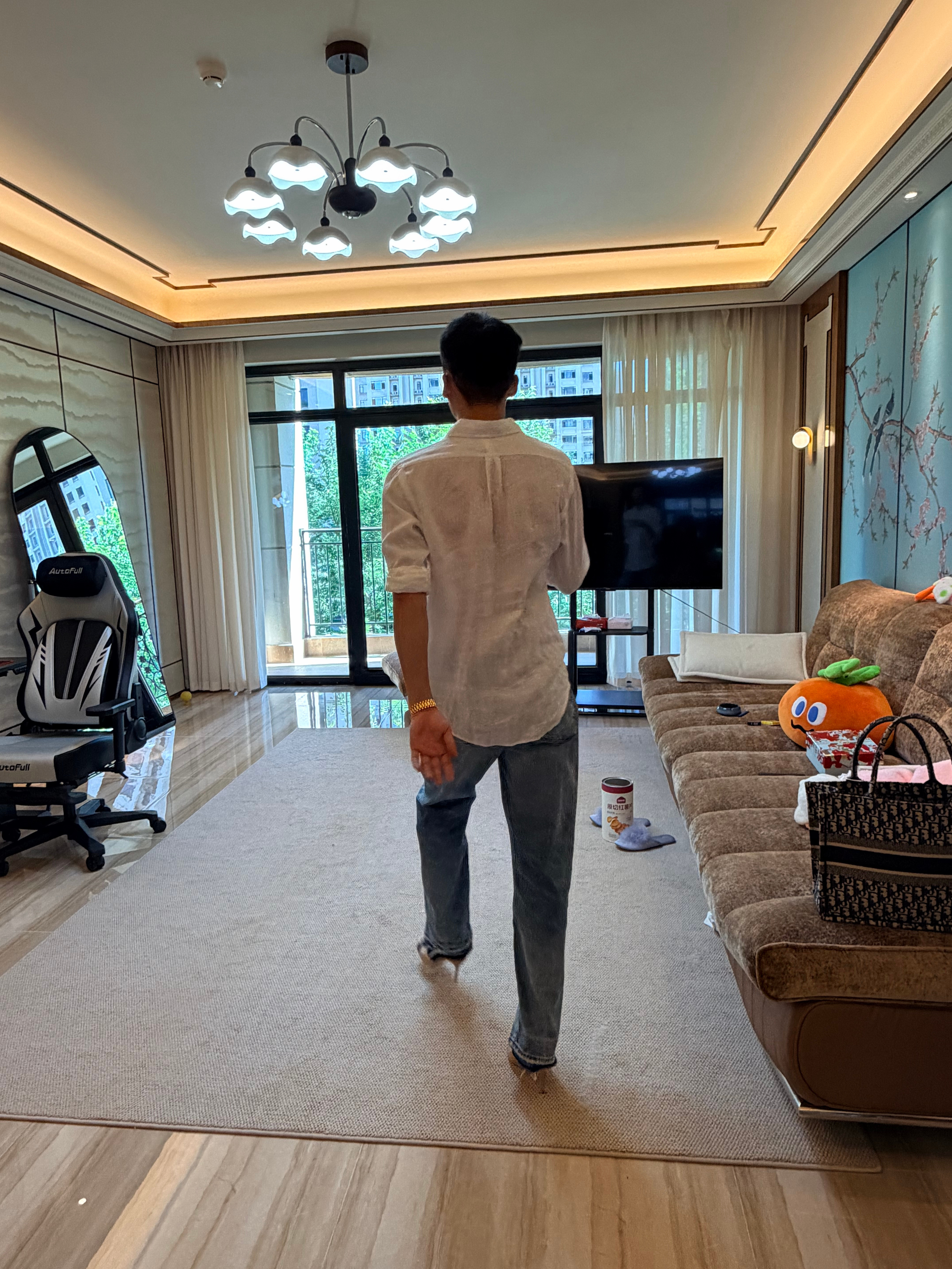 哎我新买的高跟鞋挺舒服的都不挤脚“因为我也能穿，给你撑大了”