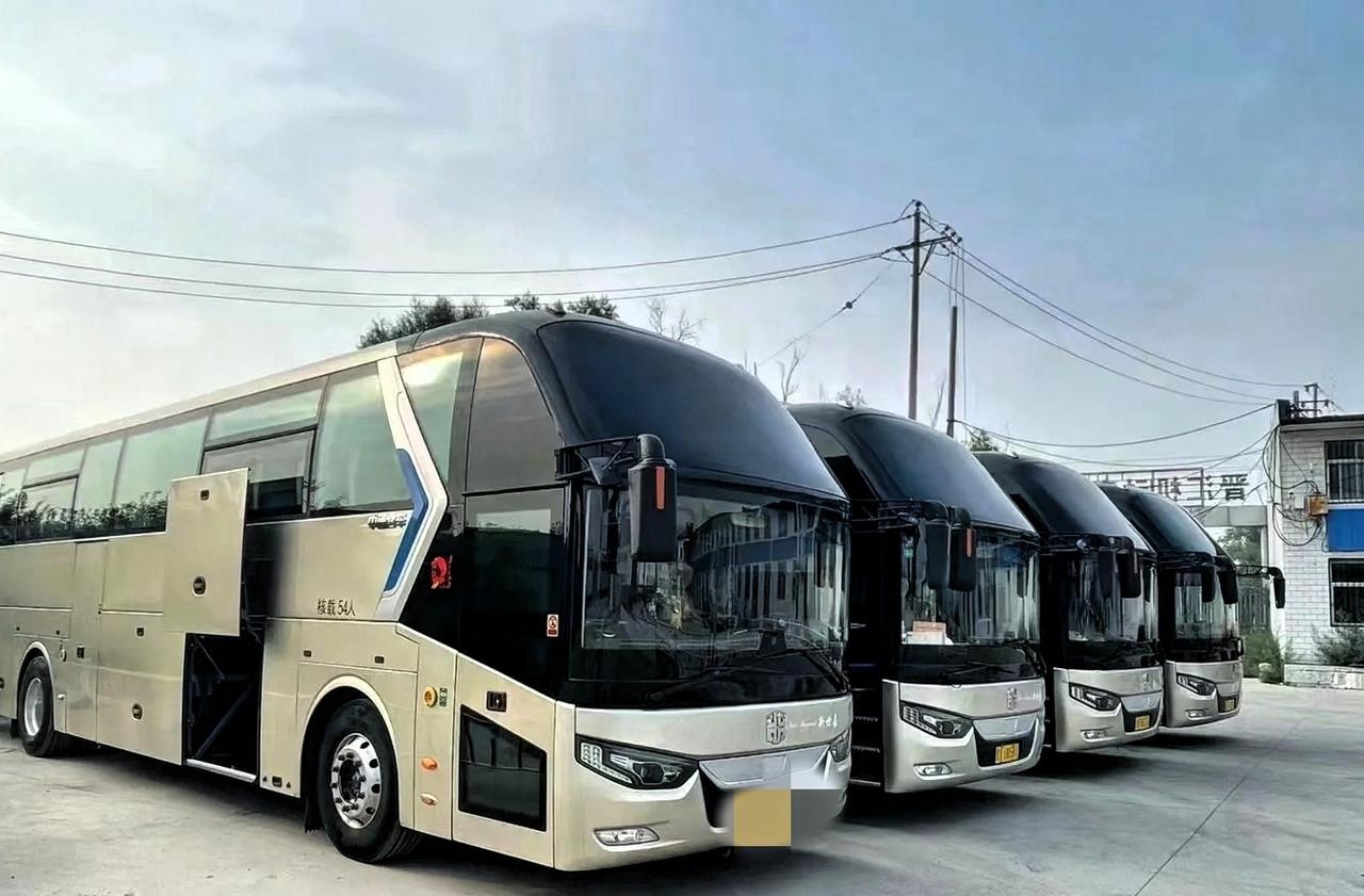 太难了！陕西西安，夫妻二人花568万买了8辆客车，准备在旅游市场上大赚一笔，其中