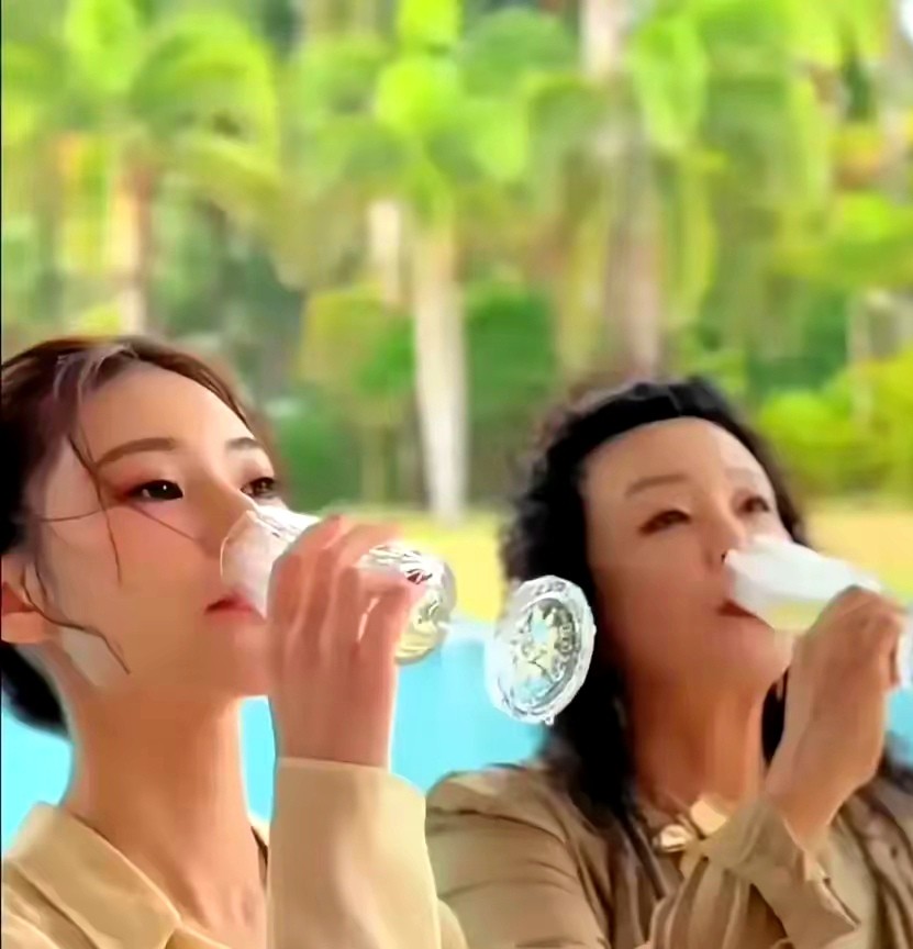 婚礼前夜，张兰含泪紧握儿媳双手：