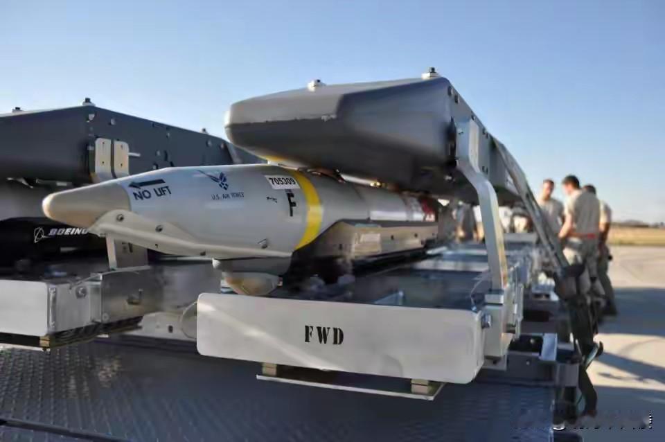 离谱！美国的炸弹让以色列扔到了黎巴嫩的贝鲁特，巧的是这枚炸弹正好还哑火了，你猜怎