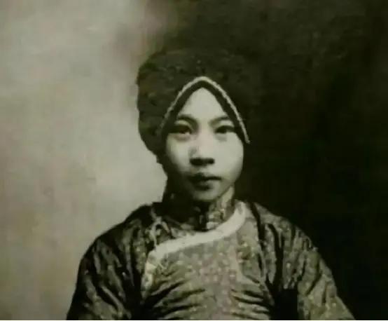1925年，24岁的风尘女子张素贞正待客。刚要脱衣解扣，冰凉的枪管就顶住了她的脑