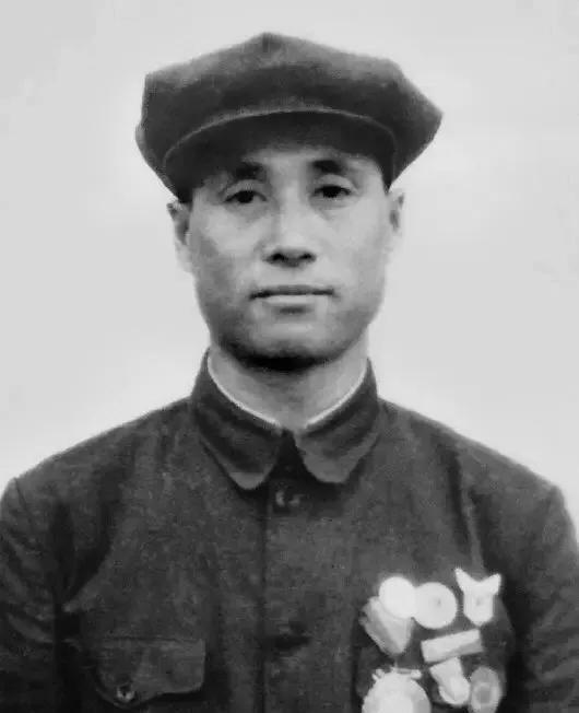 一天夜里，于化虎带着100斤地雷，潜伏在日军操场的厕所伺机埋雷。哪料，训练完的日