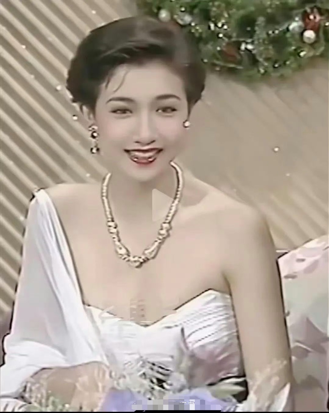 年轻的吴绮莉简直美得不可方物，176的身高，气质出众。难怪被成龙看上，17岁参加