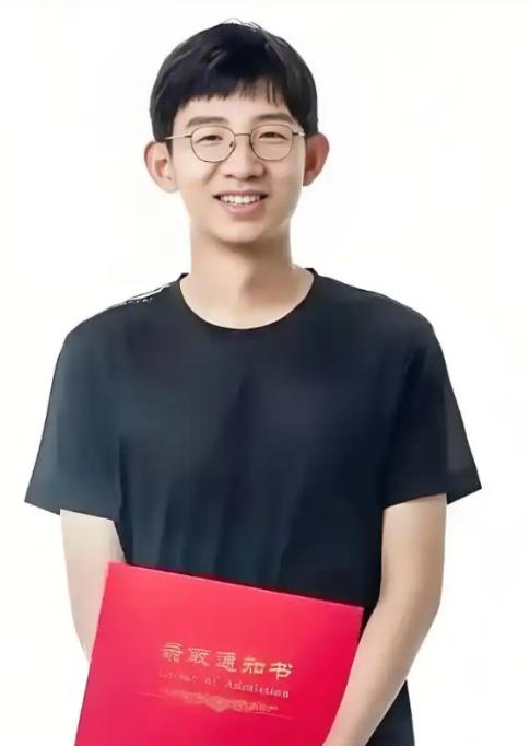 “北大学霸”刘嘉森一语惊人！他说：“我的同学里，父母是博士、硕士的大有人在，然而