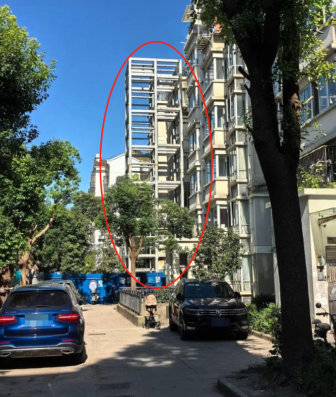 上海一小区加装电梯“烂尾”，钢架锈迹斑斑！被隔壁1楼举报，居民愿意承担60万损失