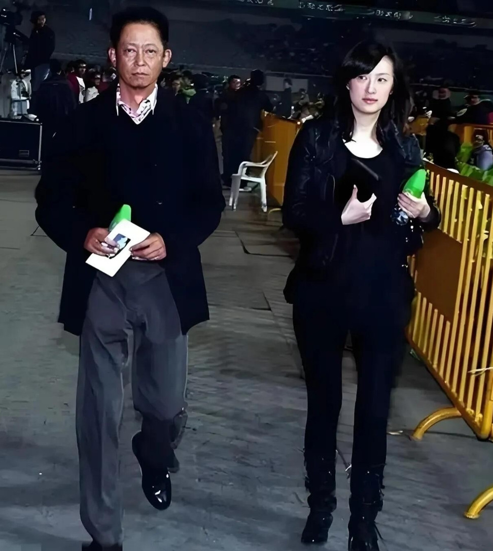 原来他们是一对夫妻。如果我是王志文的话，应该每时每刻都会笑着，毕竟能娶到这么好看