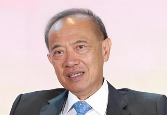 新加坡前外长杨荣文说：“不要看美国动不动就威胁中国、制裁中国，其实美国从