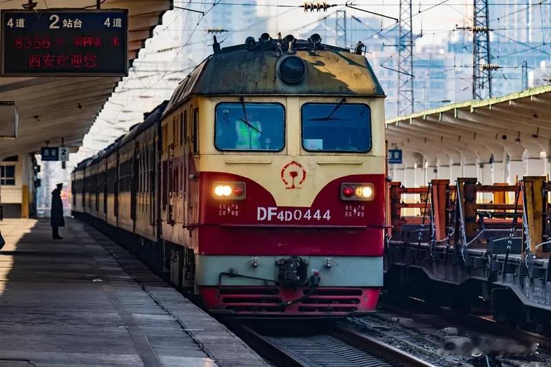 家人们，最近牡丹江客运段这事儿可太有悬念了！K1394次列车的售货大姨和网红幽默