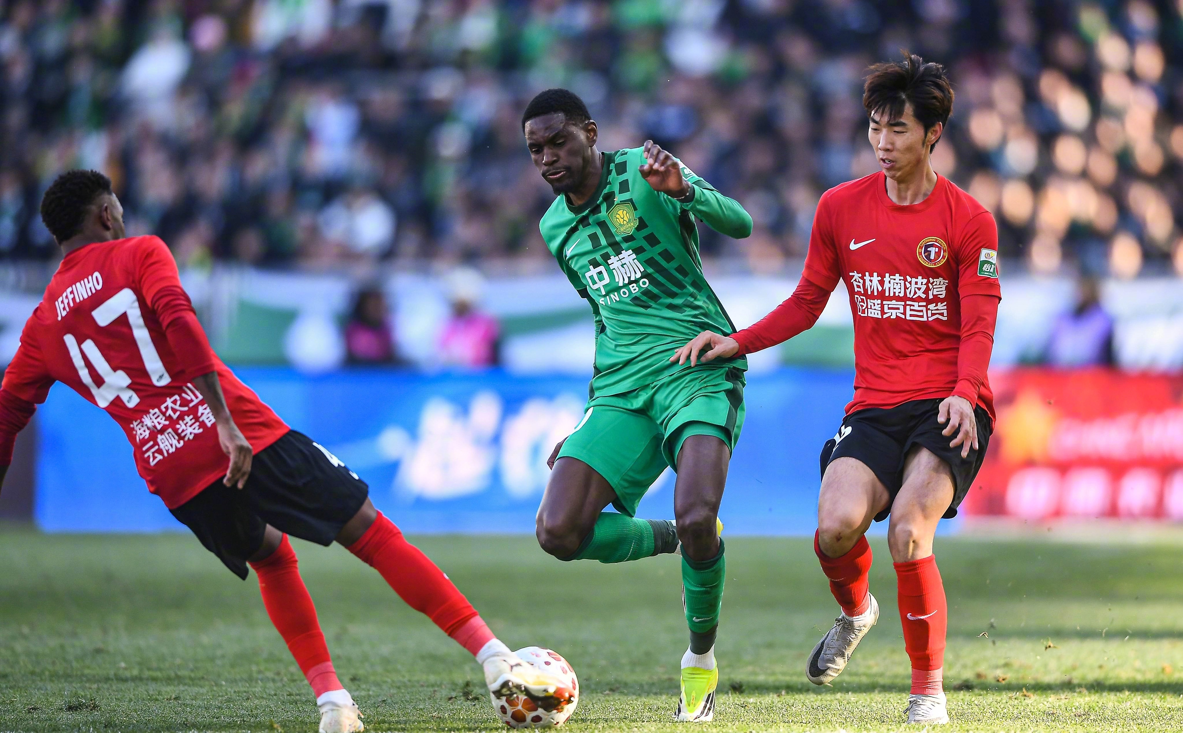 北京国安客场1-2不敌辽宁铁人，球队整体状态依旧低迷。此役国安最大短板依旧暴露无