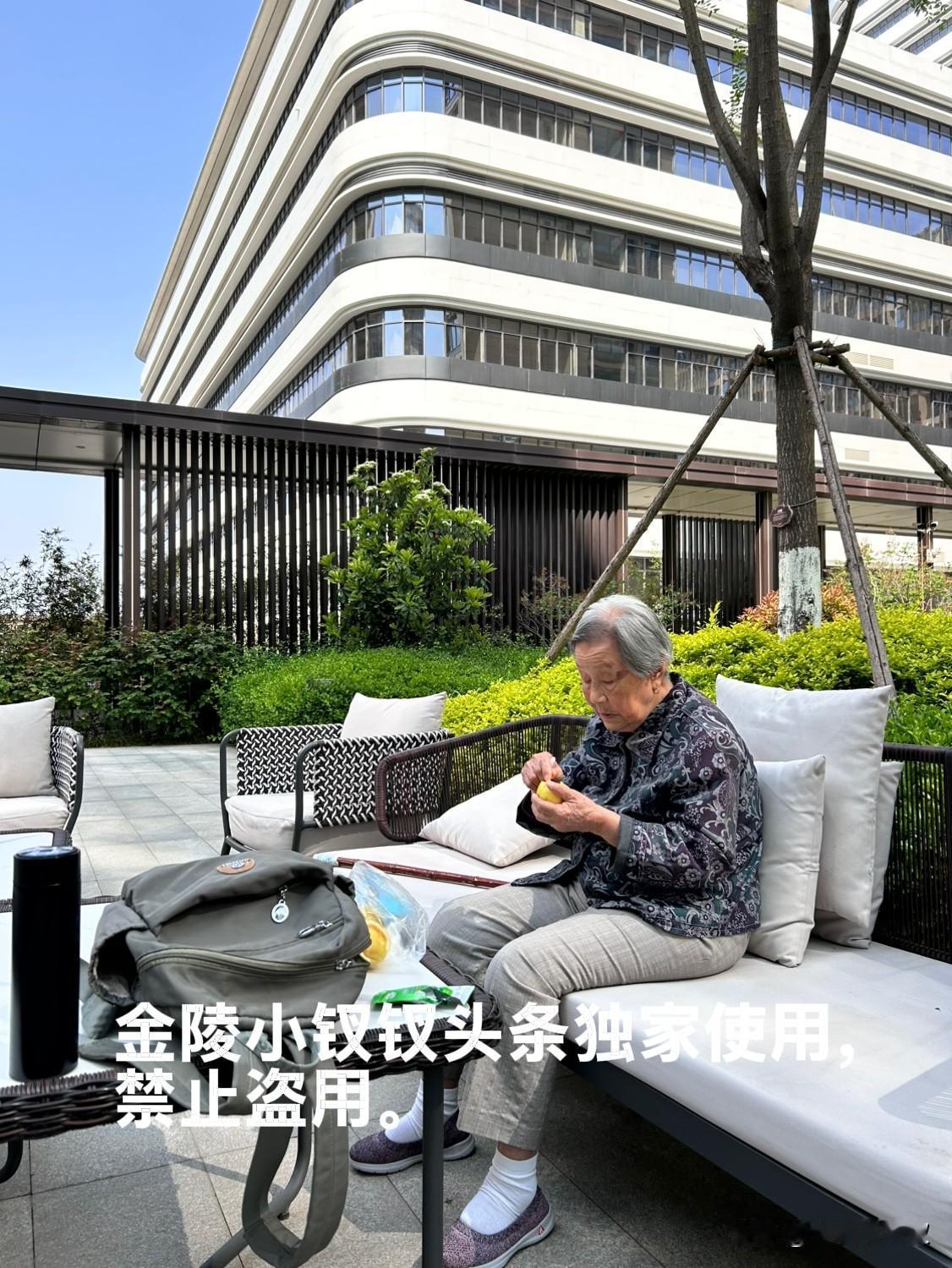 今天一早就去颐养中心看我95岁的老妈去了，我上周才突然意识到我可以坐地铁6号线转