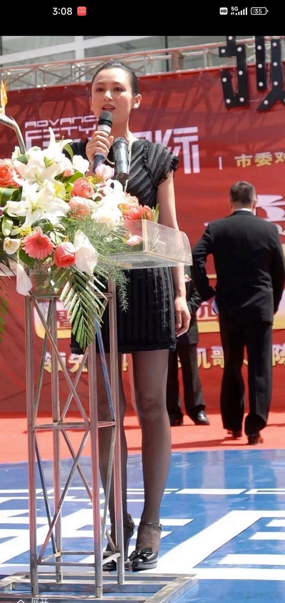 万万没有想到，女神居然也接小商演，看来这样比较赚钱啊！