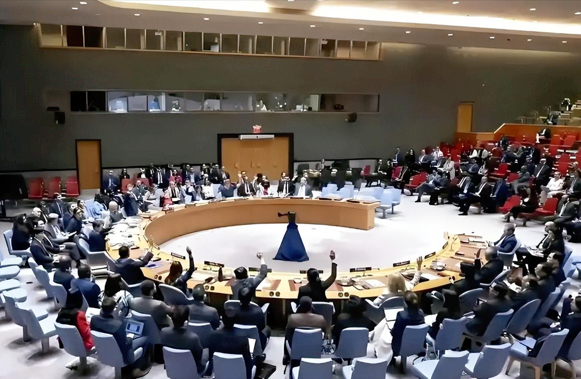 英国议会上演名场面！最近美国公然侵犯他国主权，就连联合国秘书长都急着表态震惊，可