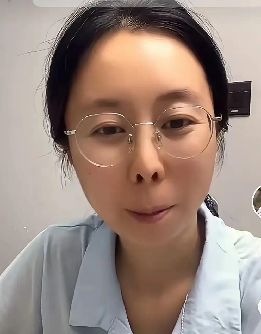 许敏直播时表示：“有父母的地方才是家。”田静直播间非常精准地怼网友：“有老公和