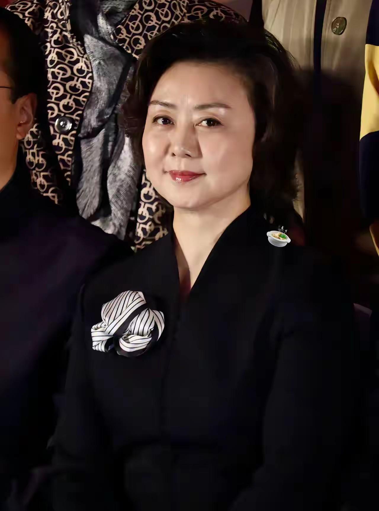 看来平时她的颜值都是吹捧起来的，照片里的她没有开美颜滤镜，也就是很平常的一个中年