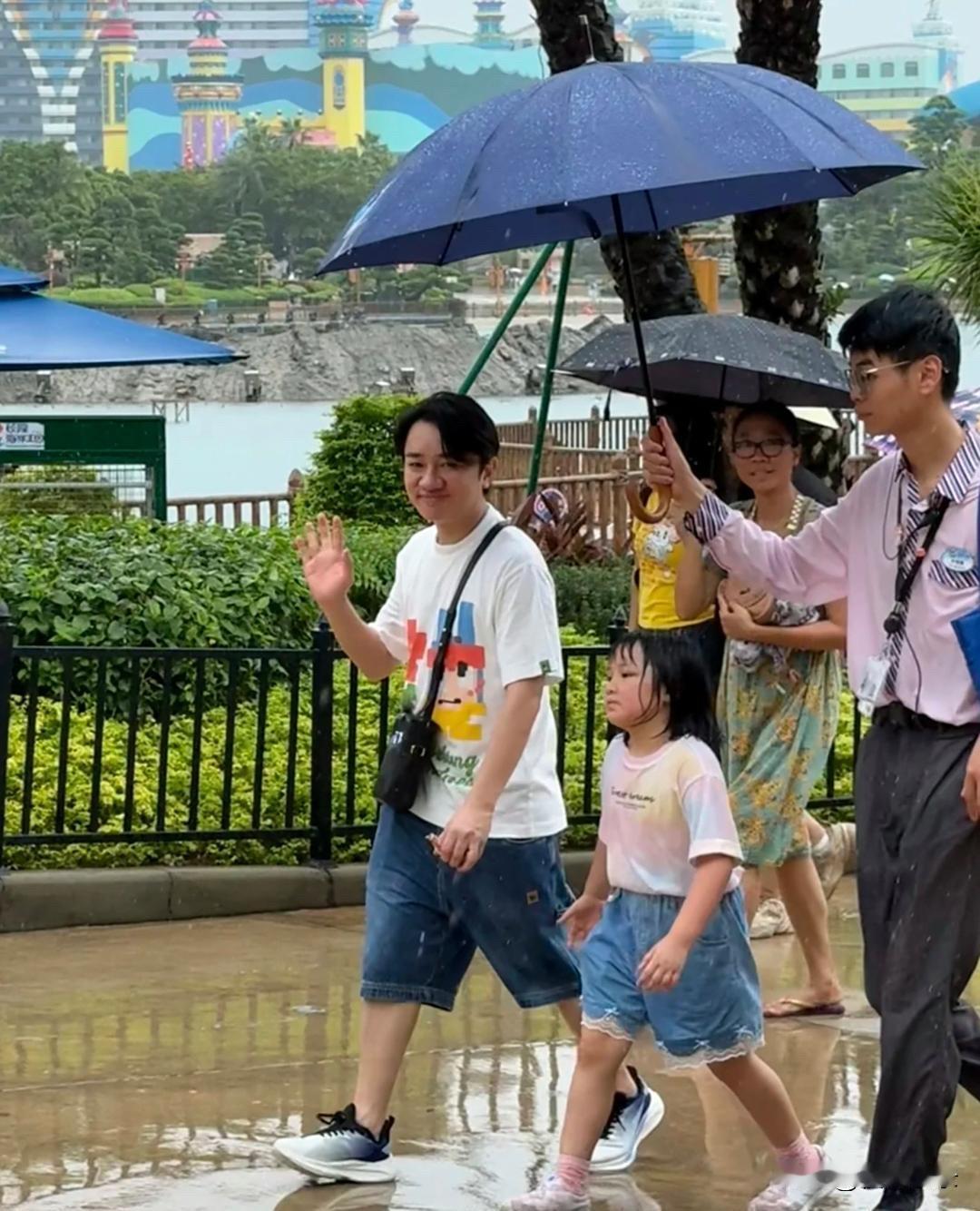 王祖蓝和女儿在珠海长隆游玩，父女俩都被雨淋湿了，女儿长得很像他！[大