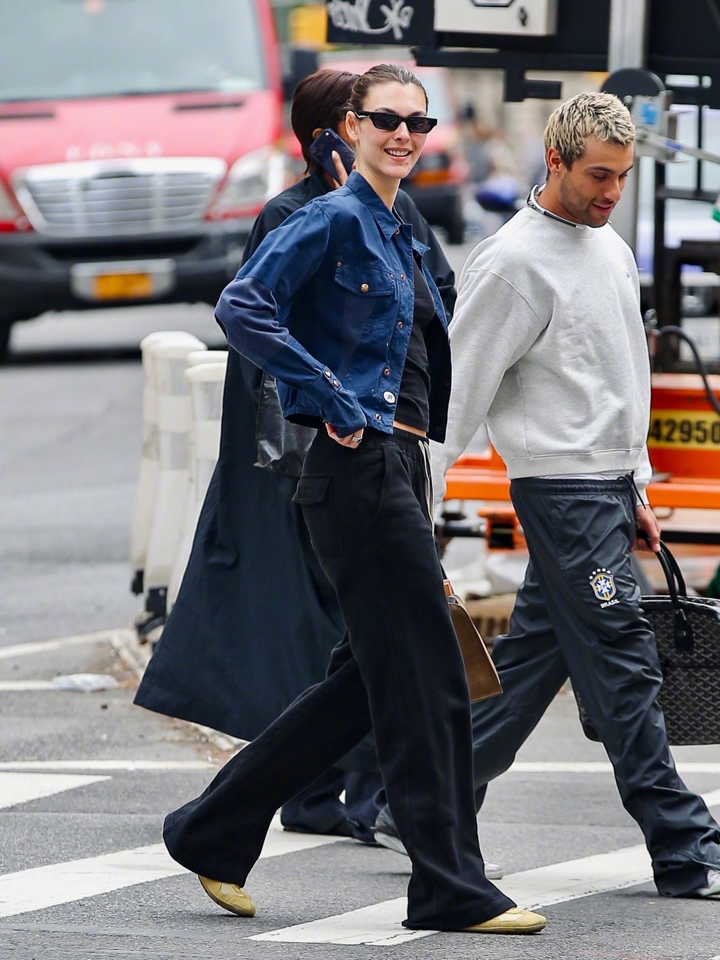 现身纽约的VittoriaCeretti，头天一个人现身Tribeca，隔天带