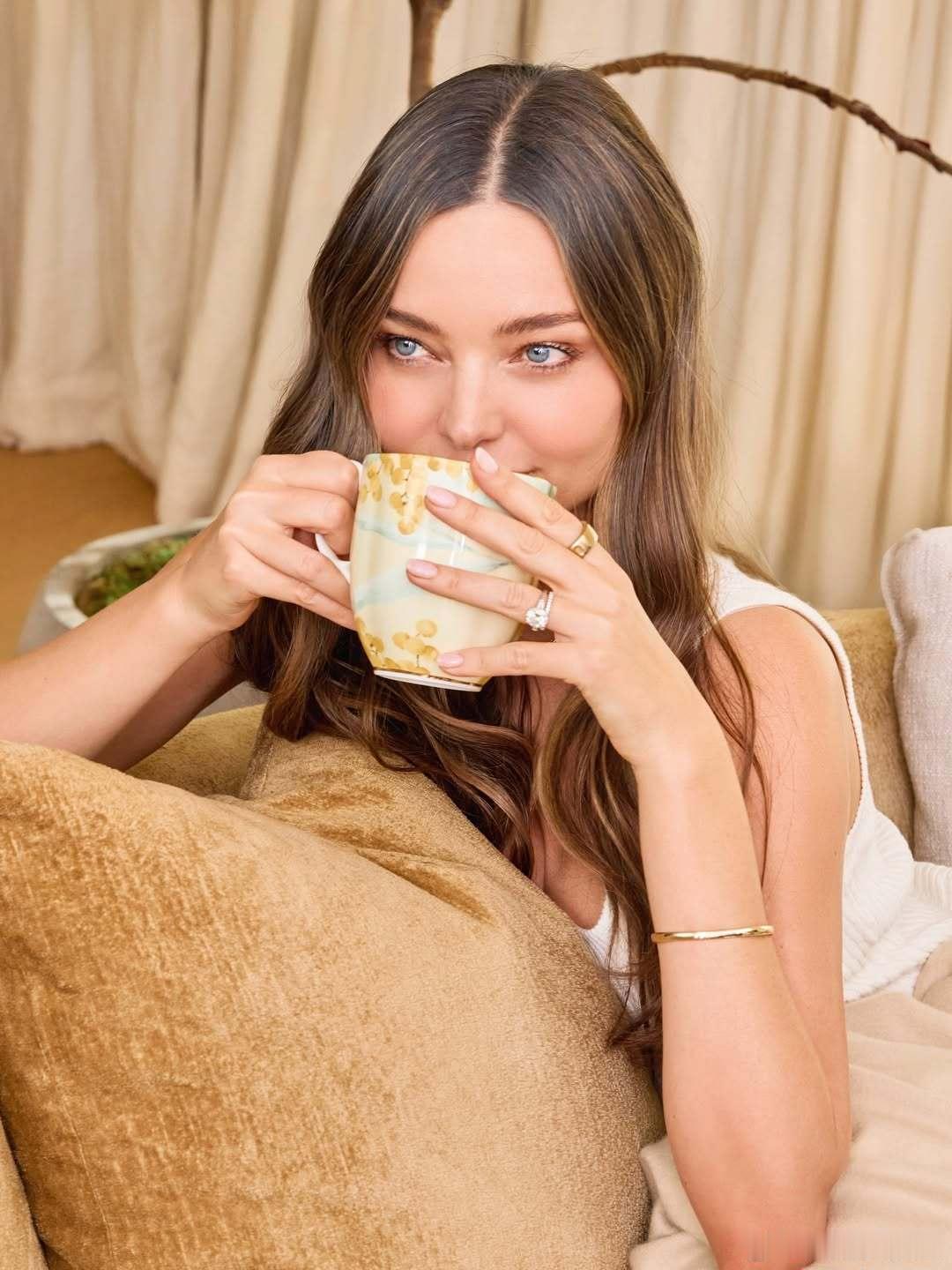 mirandakerr米兰达可儿与合作的英国骨瓷品牌RoyalAlbert皇