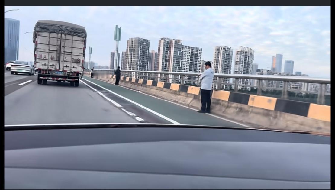 今天下午5点半左右，从顺德容桂往大良方向容奇大桥上面，隔着二三十米就站着一个人，