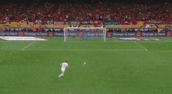 非洲杯决赛实在太有戏剧性了，经历了补时阶段进球被吹，随后裁判又出现争议点球判罚，