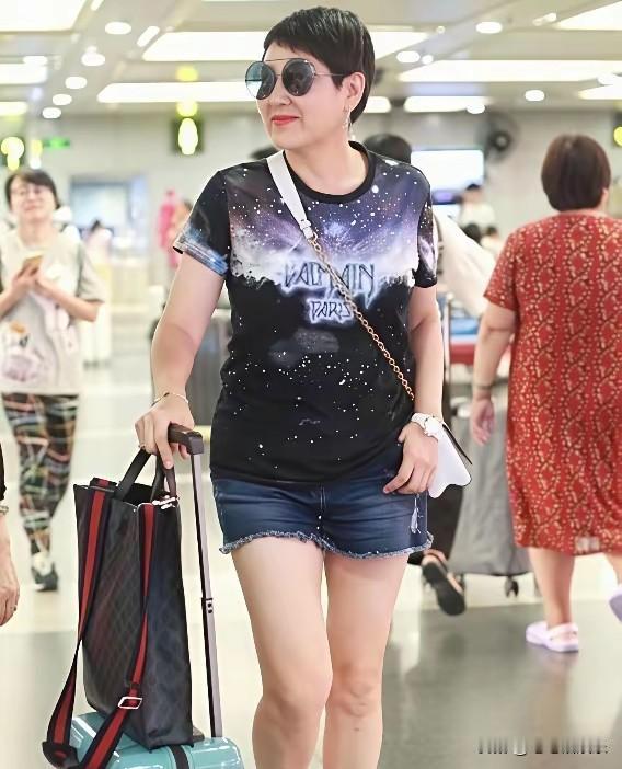 张凯丽应该给她的美腿买了保险吧张凯丽喜欢露腿。就算60岁的她也是什么场