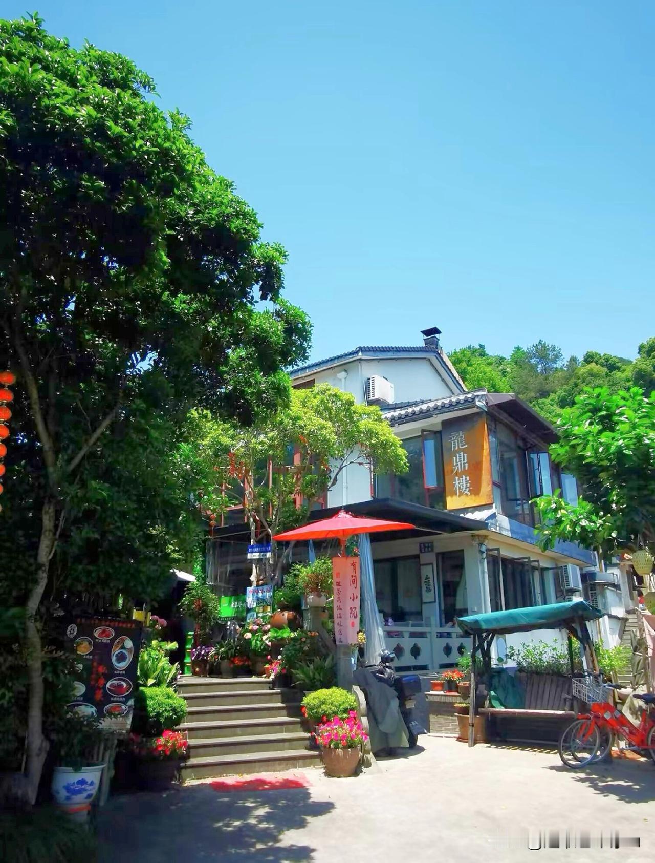 边走边拍，杭州西湖区龙井村，‌龙井村‌位于杭州市西湖区西湖风景名胜区西南面，是‌