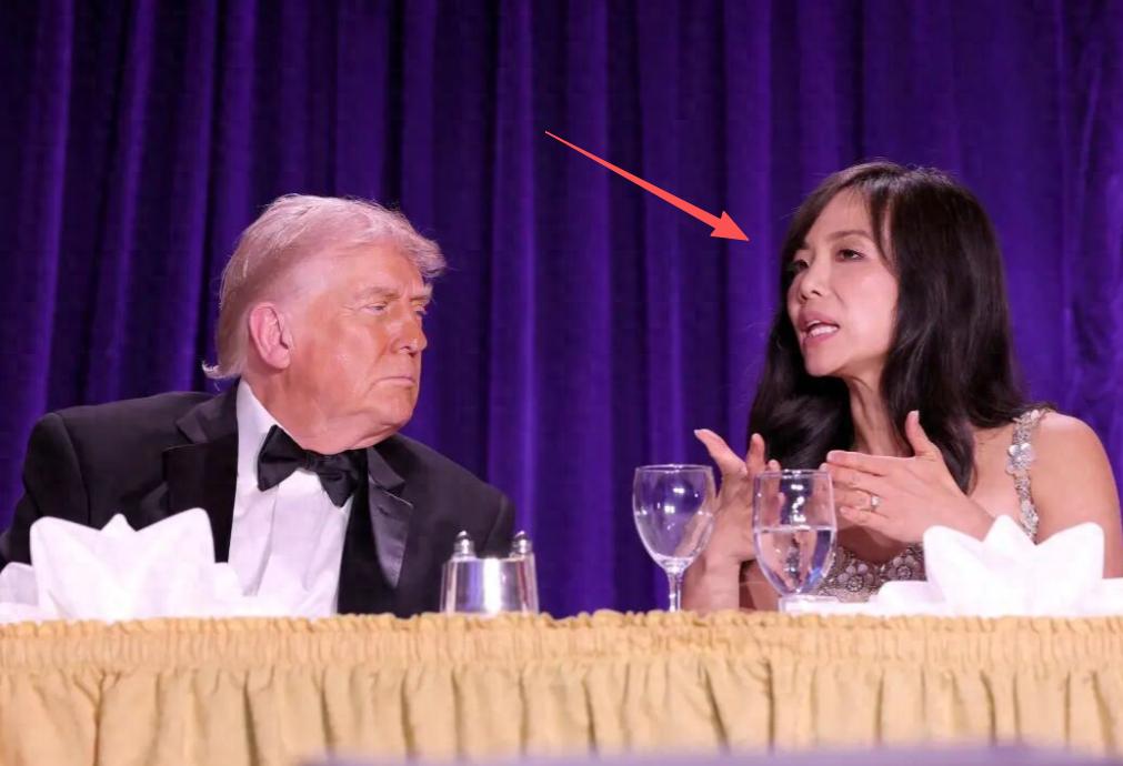 一天之内从“天堂”到“地狱”，这个中国女孩彻底火了！白宫记者协会晚宴向来是美