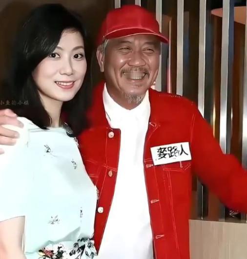 1996年新加坡的雨季，39岁的万梓良在酒店大堂看见一群南航空姐。其中一个姑娘穿