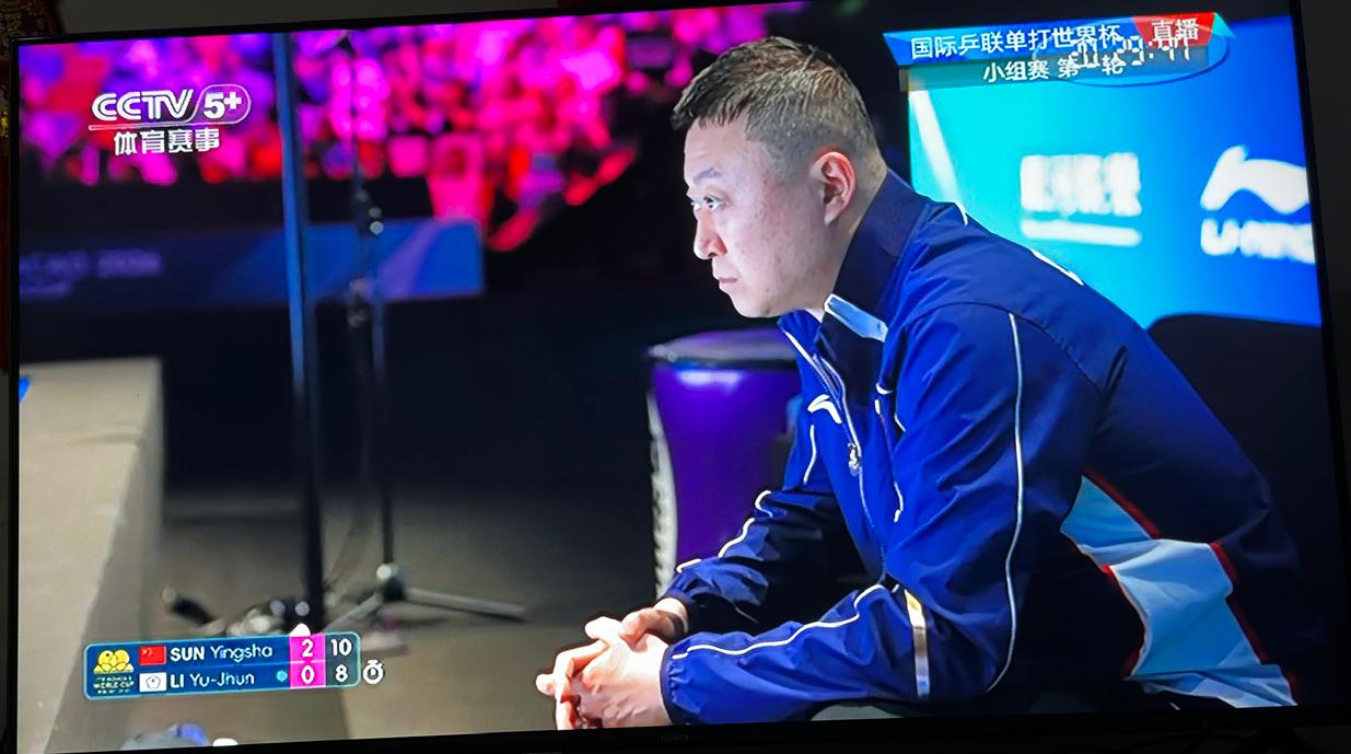 抓拍到的场外教练马琳。澳门单打世界杯小组赛第一轮赛场，孙颖莎对阵李昱谆，孙颖