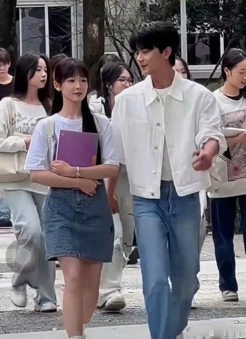 怎么感觉群演比女主还漂亮