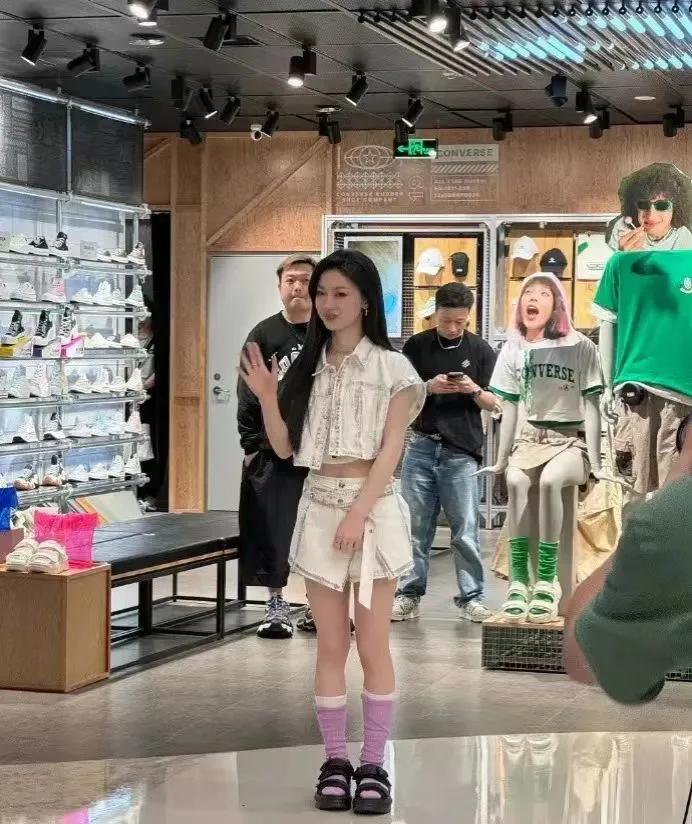 单依纯这么可爱的吗？单依纯在歌手舞台上看起来挺高的，但是线下曝光出来的照片竟