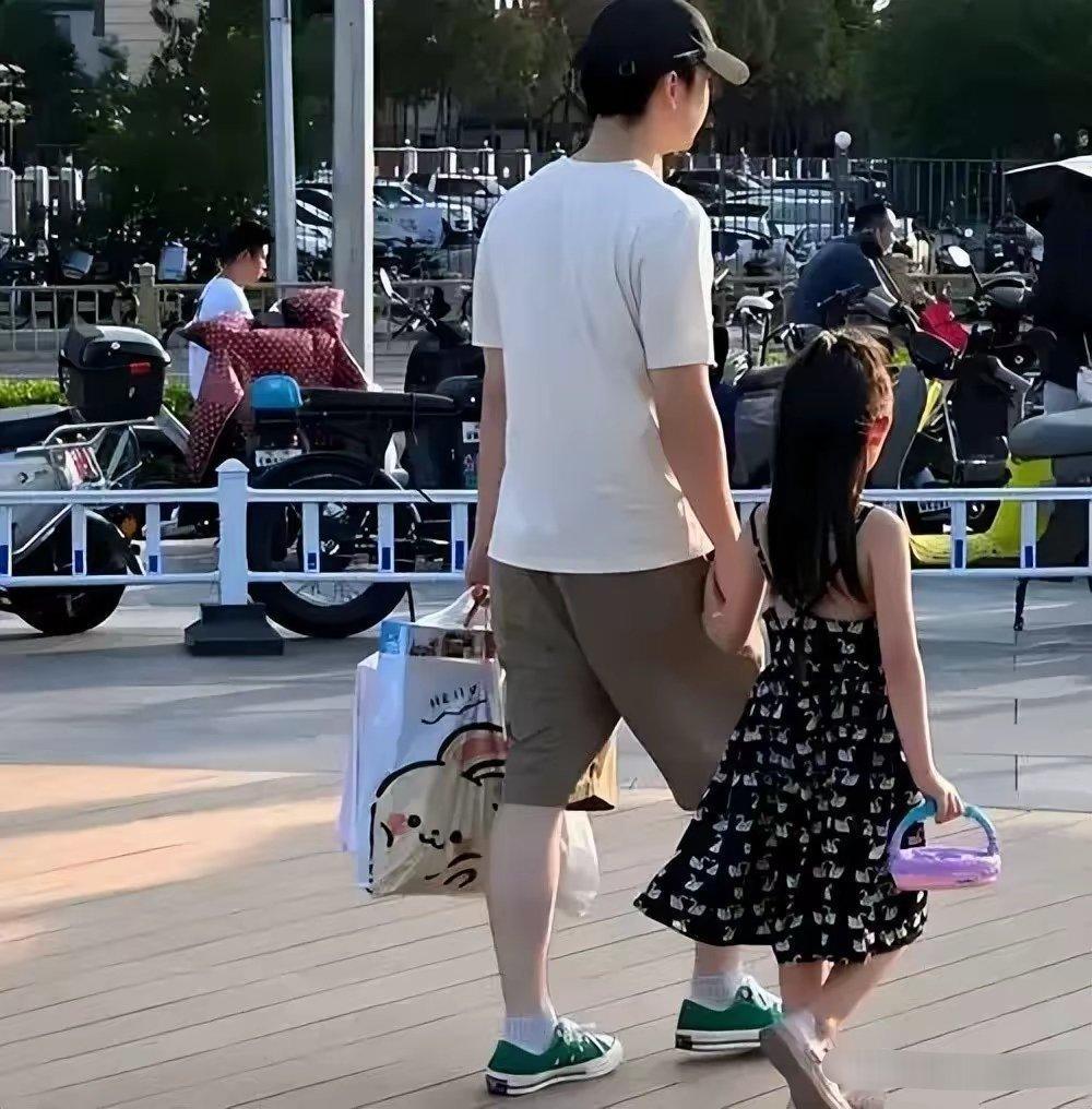 孙怡董子健女儿这么大了！9岁大福遗传妈妈高挑身材，母女是闺蜜​
