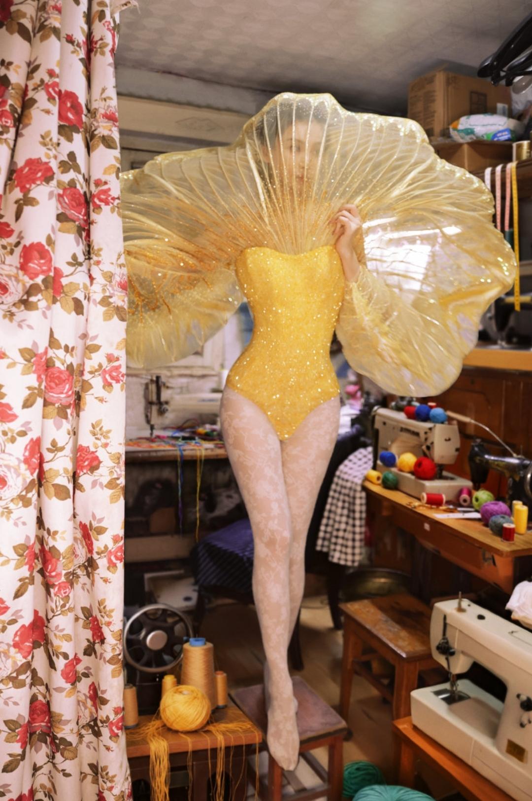 Angelababy杨颖杂志新封面曝光，这套衣服穿的个性十足按照以往的思路，裙