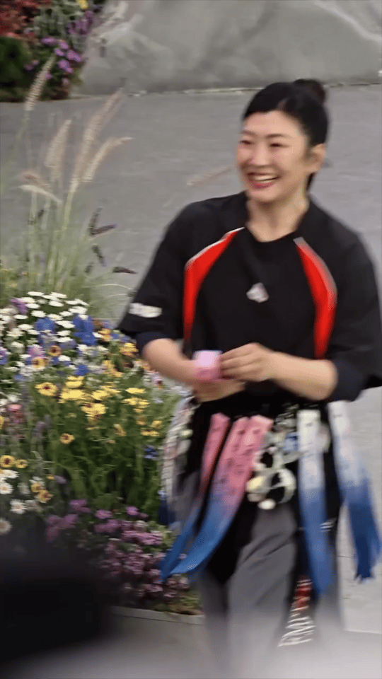 徐梦桃大型饭撒现场徐梦桃饭撒都不白来后排粉丝没抢到礼物，她立刻从包里又掏出来一