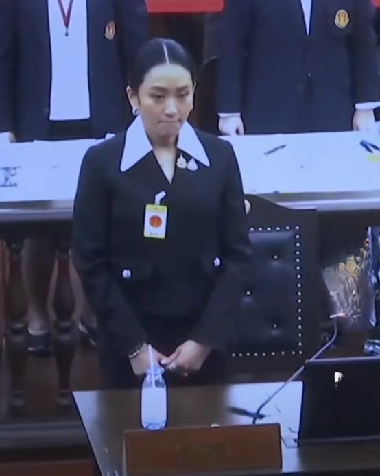 紧抿嘴唇！佩通坦在庭审现场显得很委屈虽然佩通坦离场的时候一直都是保持微笑，但