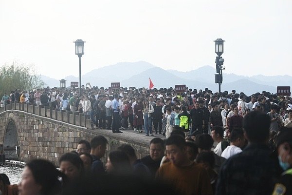 西湖游客调侃断桥要压断了五一假期人人人人人人………西湖断桥不会被压断吧！！​​