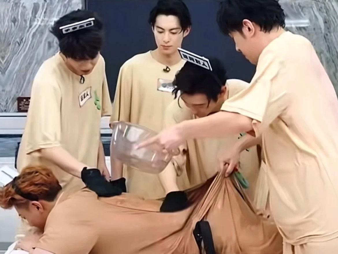 吓死我了，我以为黄子韬没穿裤子黄子韬你不要太搞笑好不！我真服了哈哈哈哈哈哈！！！