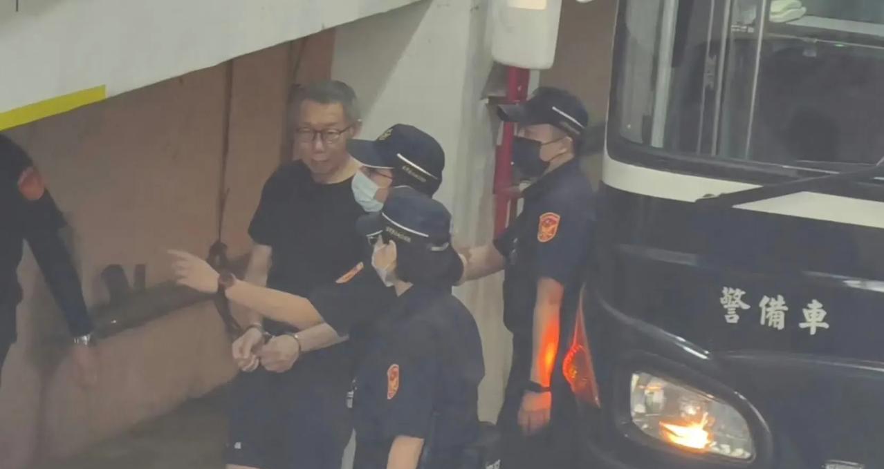 柯文哲突然情绪失控了8月7日上午，台北地院审理京华城案。柯文哲在休庭期间突爆粗