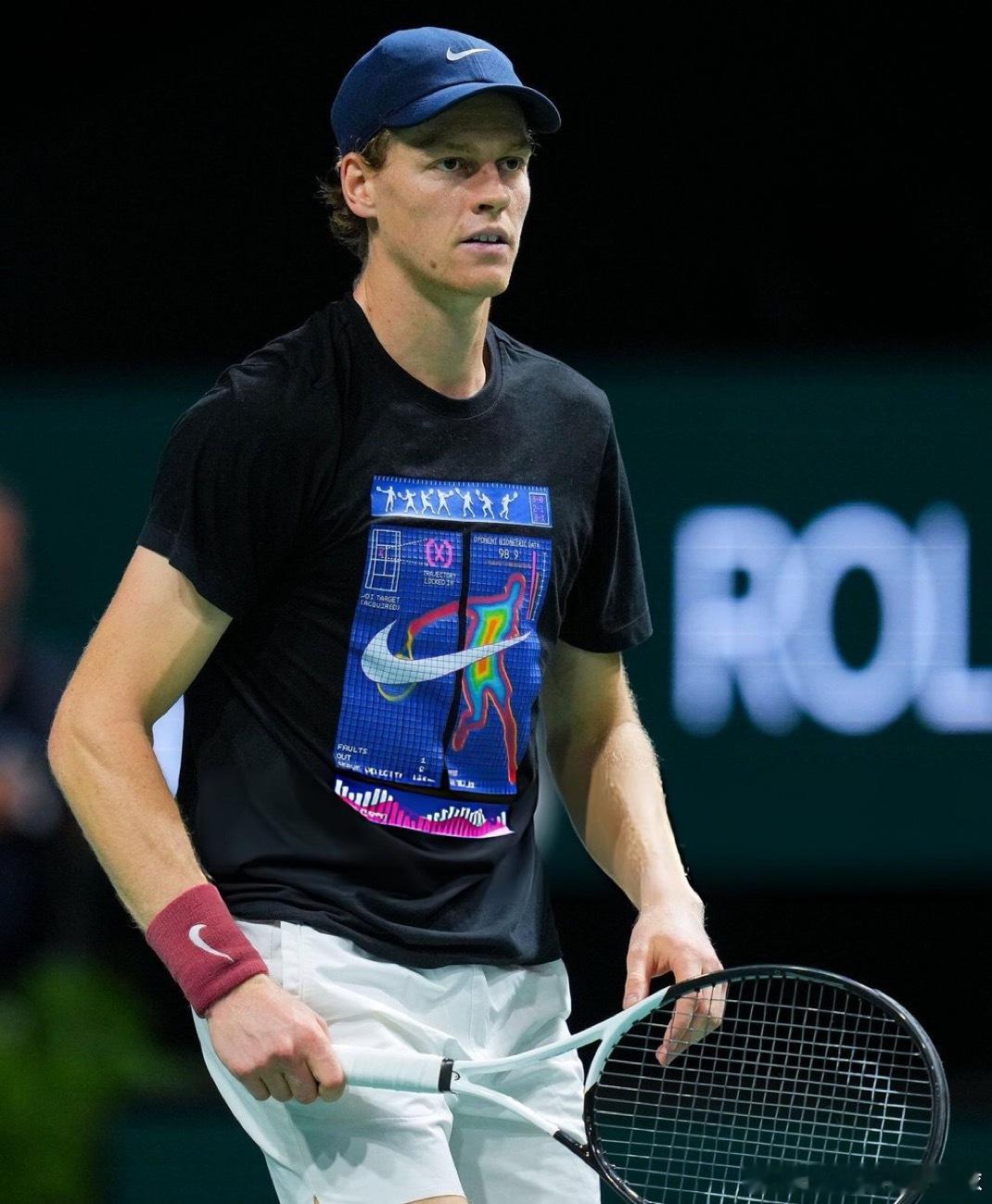 辛纳在巴黎举行的新闻发布会上谈到今年成为世界第一的可能性：“不，不可能。说实话，