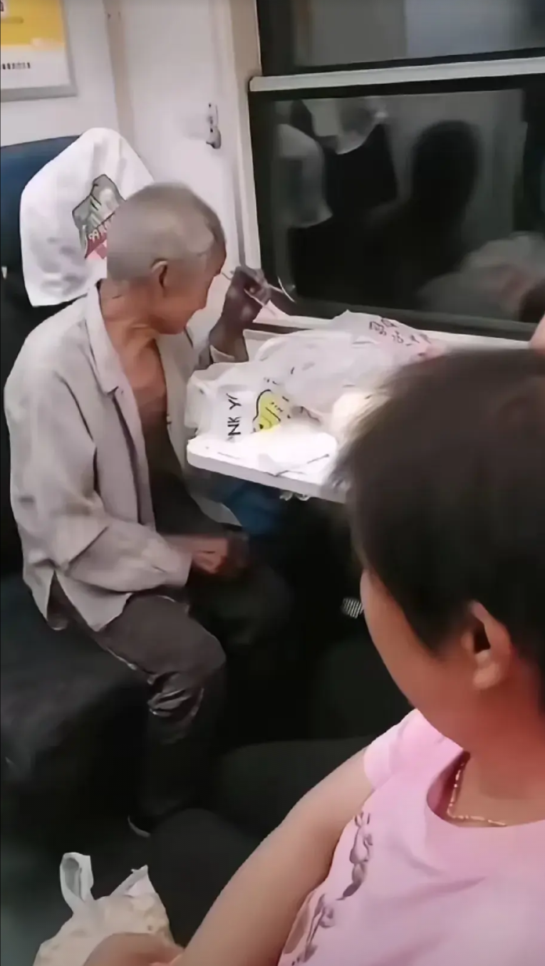 “看哭了”在一列开往山西的火车站上，临近中午的时候，列车员推着餐车在火车厢内卖餐