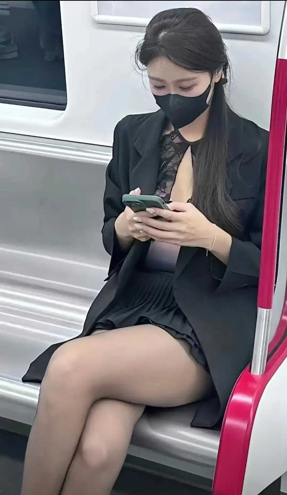 在地铁上应不应该搭讪？