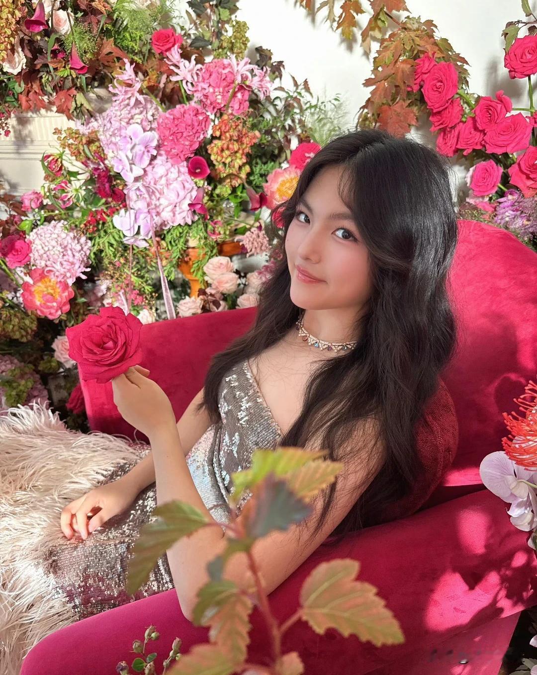 来王诗龄这组芭莎花絮是李湘拍的！Angela现在真的有种我家有女初长成的魅力！李