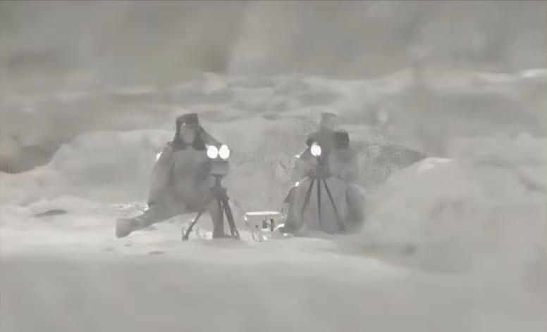 中印边境中方一侧一年时间发生的变化。以前是靠人一直守，现在用上了机器人，就问对