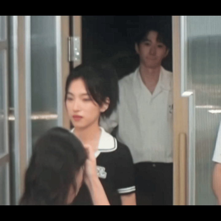 瑞龙走了之后大家情绪都不太好仔细看老王一直悄咪咪跟在后面关注远儿的情绪