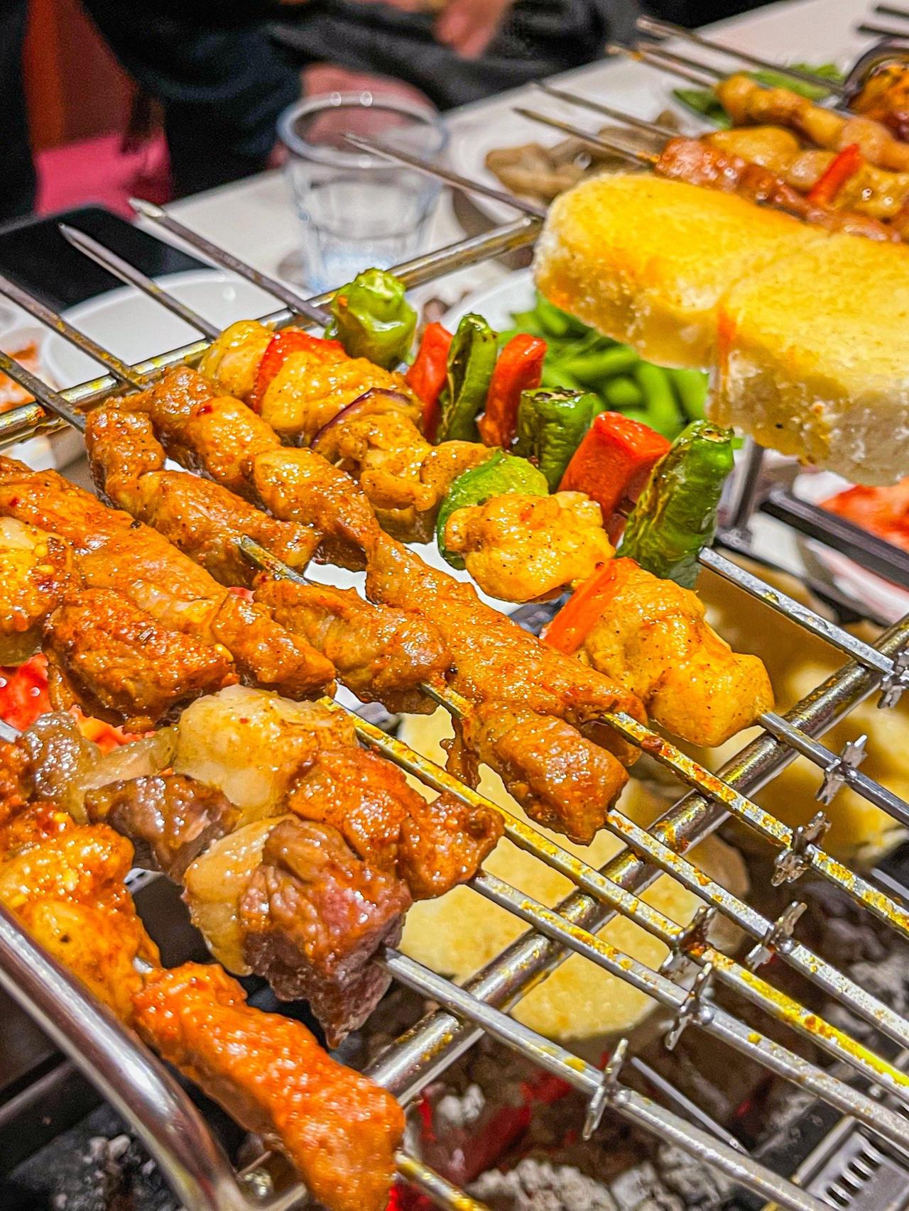 吉林延边，美味夜宵就这么吃！延边夜宵推荐：1、延边特色烧烤：羊肉串、蜜汁鸡翅