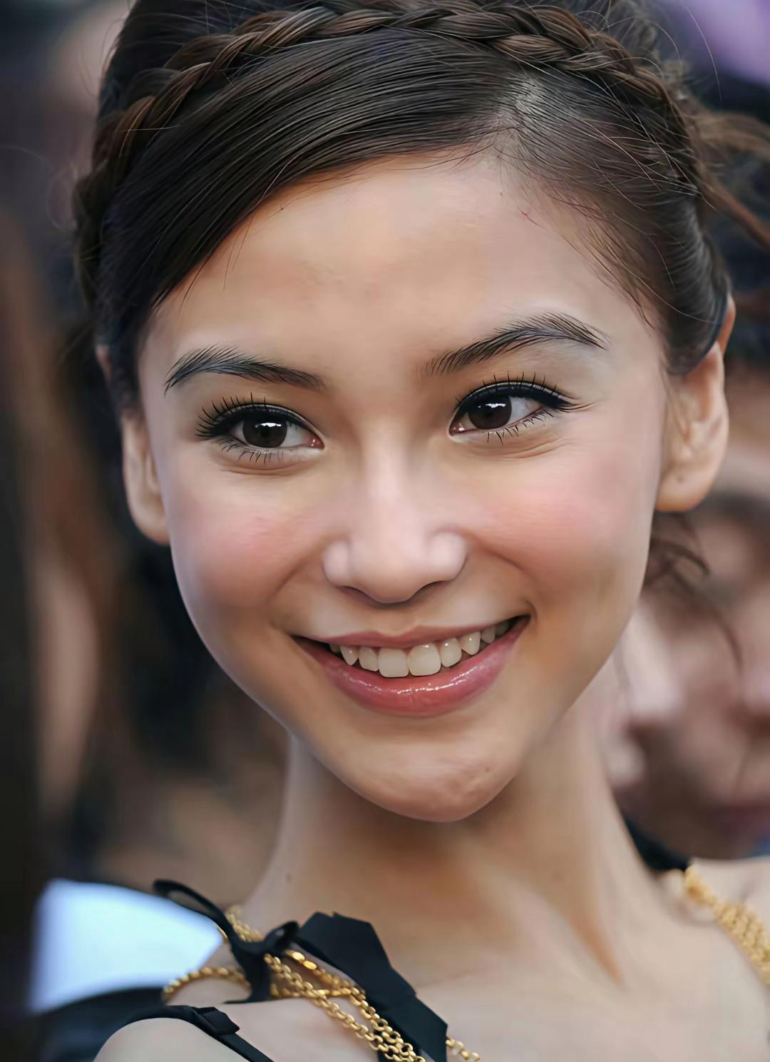 杨颖高清怼脸拍：眉若墨化，睛若点漆，睫毛长翘，双腮染赤，樱唇榴齿，气质清甜，但眼